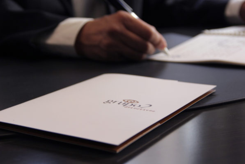 Detective privado firmando un informe de investigación
